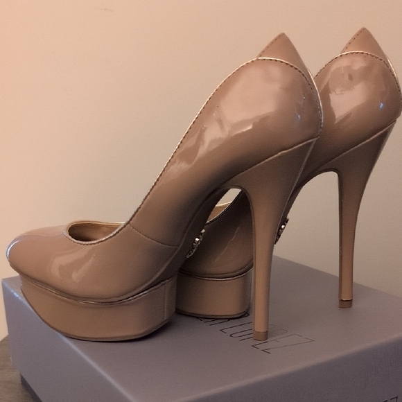 Jennifer Lopez Calente Nude Heels - Picture 7 of 8